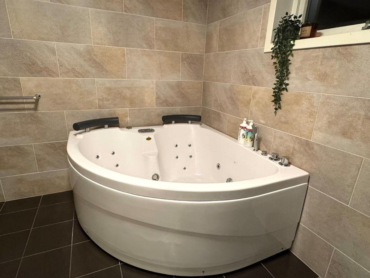 With Garden And Large Bathroom Apartment *